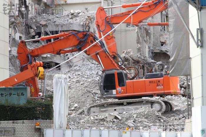 建筑工地迎来无人挖掘机