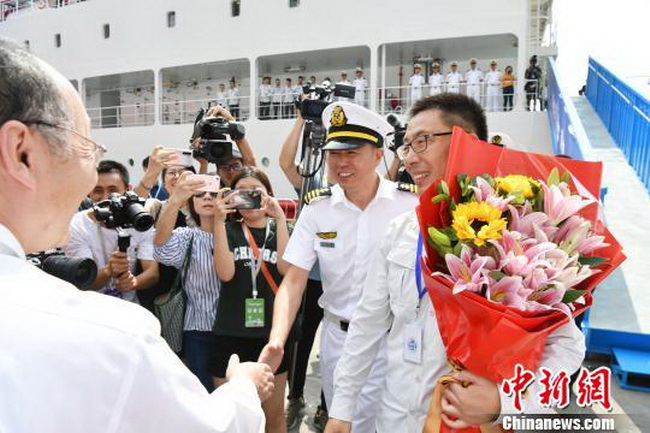 “雪龙2”号举办开放日活动