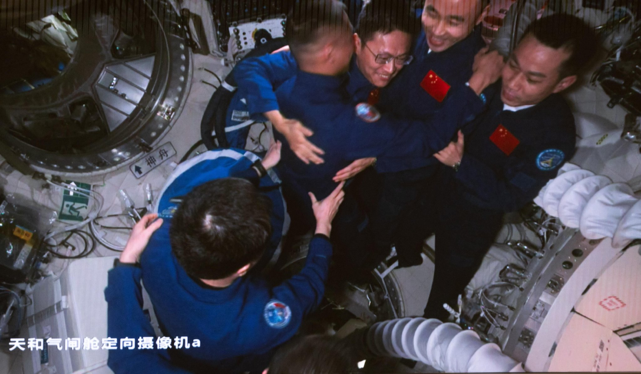 新华社消息丨神舟十八号航天员乘组刷新中国航天员单次出舱活动时间纪录