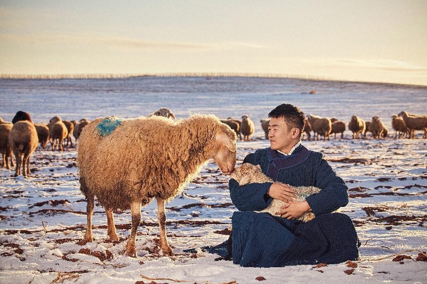 新华网联合抖音电商“寻找同行者”发布系列纪录片，讲述退役运动员的下半场“赛事”