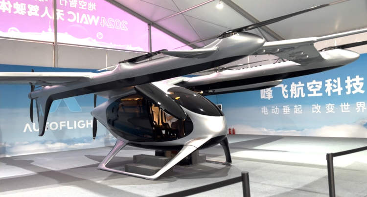 人形机器人“启江二号”亮相合肥