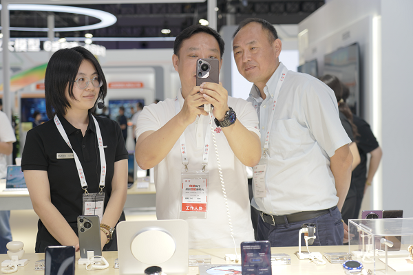 华为终端携最新旗舰产品亮相2024中国移动全球合作伙伴大会