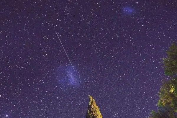 星空有约｜来自天宇的浪漫：彗星与银河、流星同框