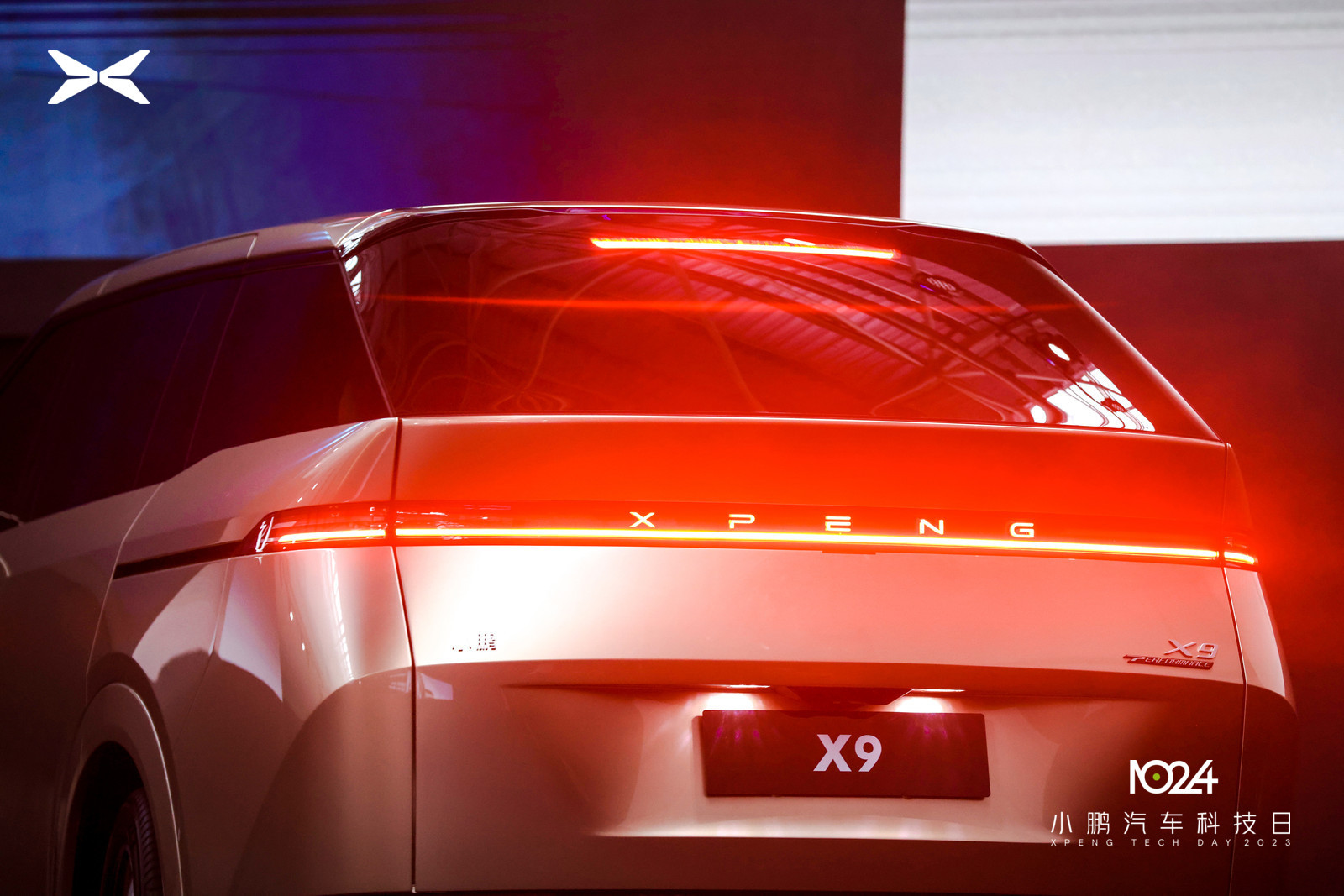 国内首辆分布式电驱动飞行汽车亮相