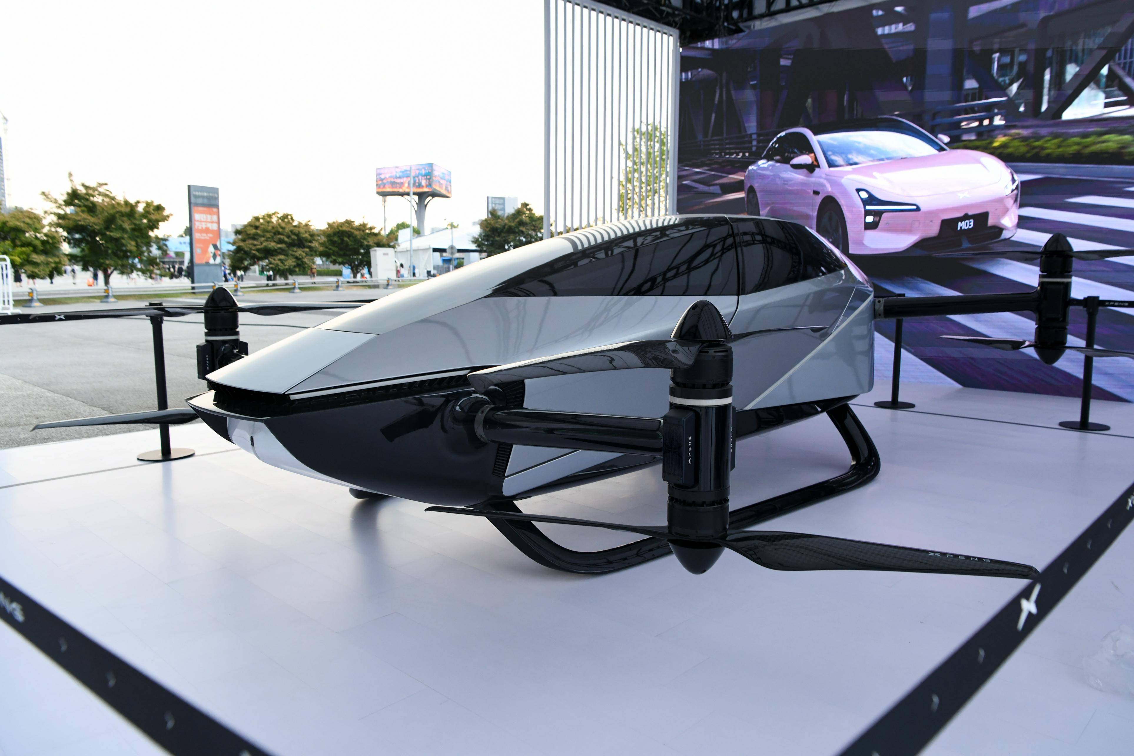 国内首辆分布式电驱动飞行汽车亮相