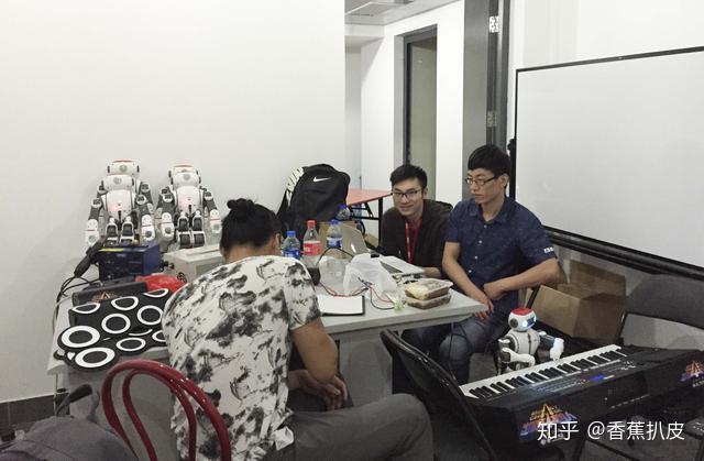 人形机器人进入应用初步试水关键期