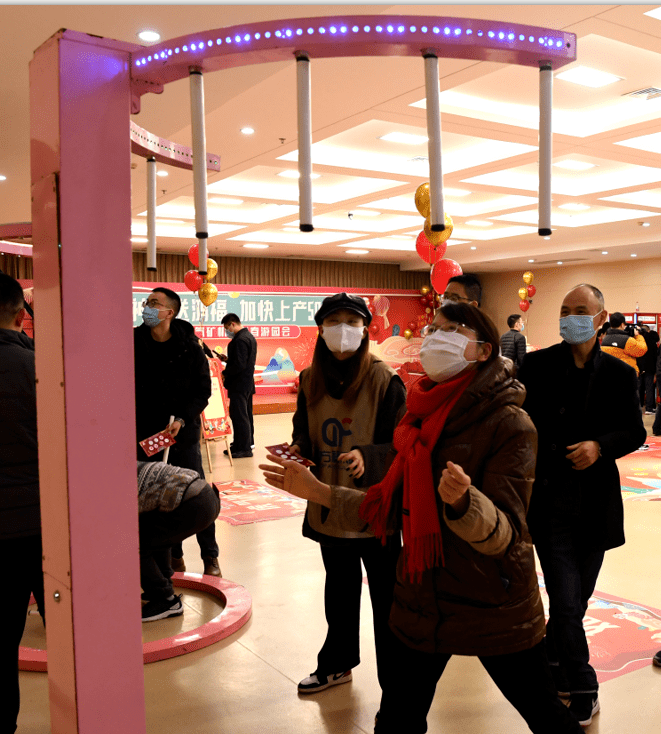 智能设备成“热宠” 新春游园“智”趣多