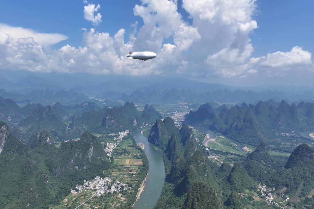 “祥云”AS700D电动型载人飞艇科研首飞成功