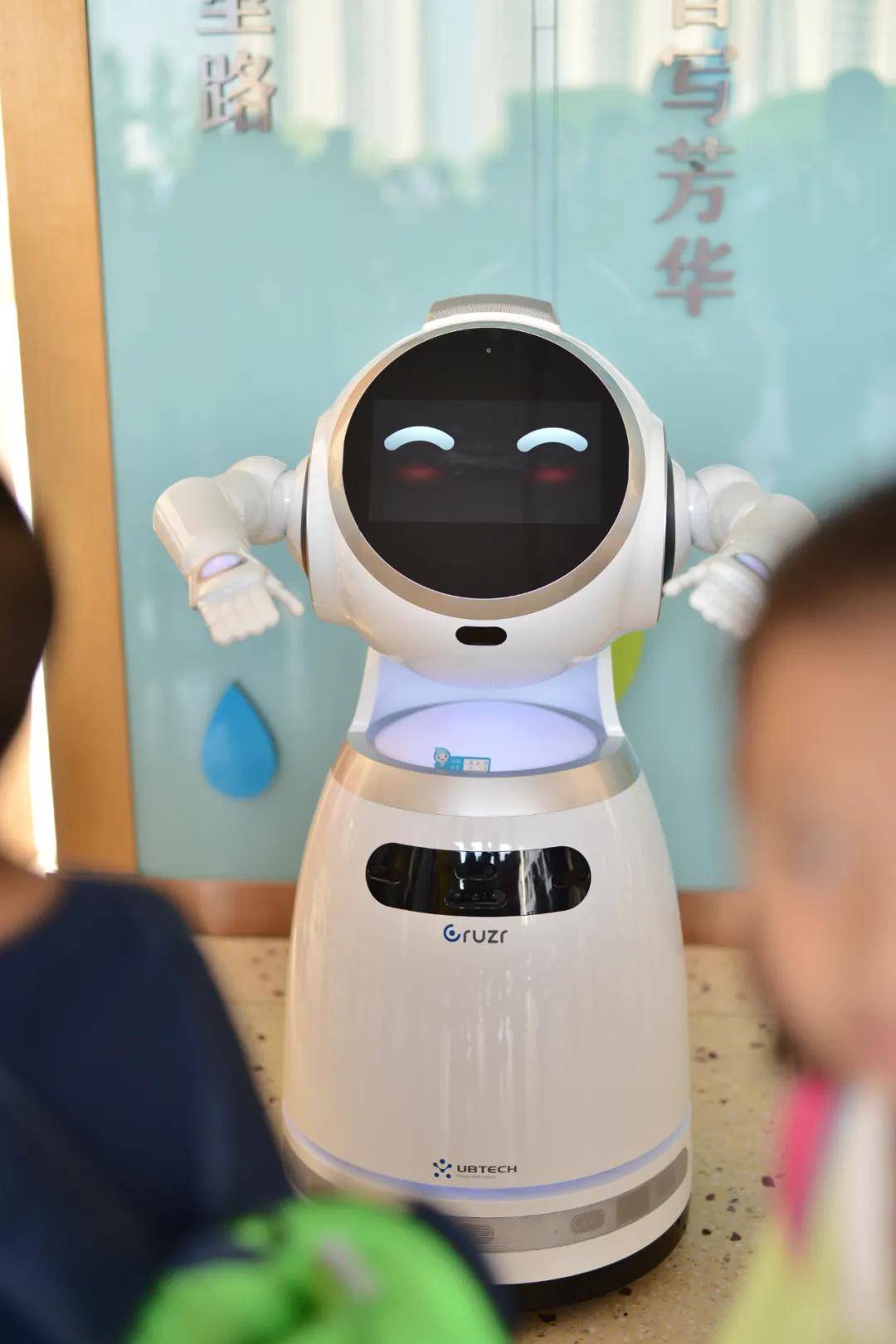 秀我中国丨机器人穿上校服和学生共舞