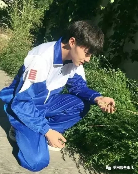 秀我中国丨机器人穿上校服和学生共舞