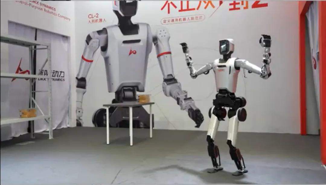 别眨眼！深圳人形机器人完成全球首例前空翻