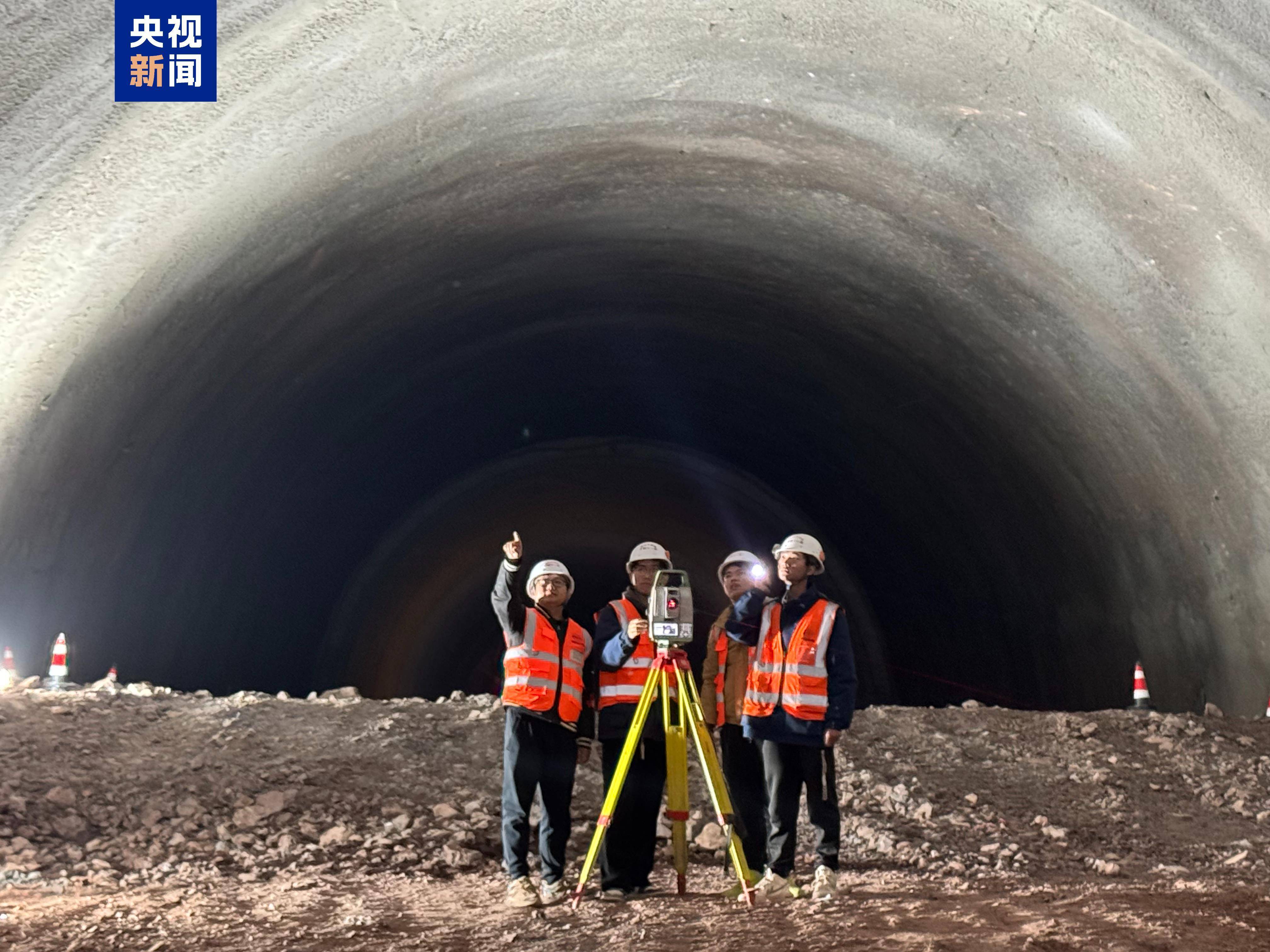 新华全媒＋丨世界首条时速350公里单洞双线高铁海底隧道成功贯通