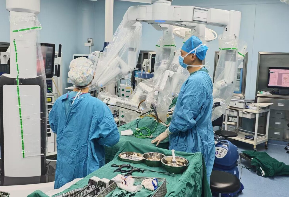 儿童手术机器人 让更多患儿受益