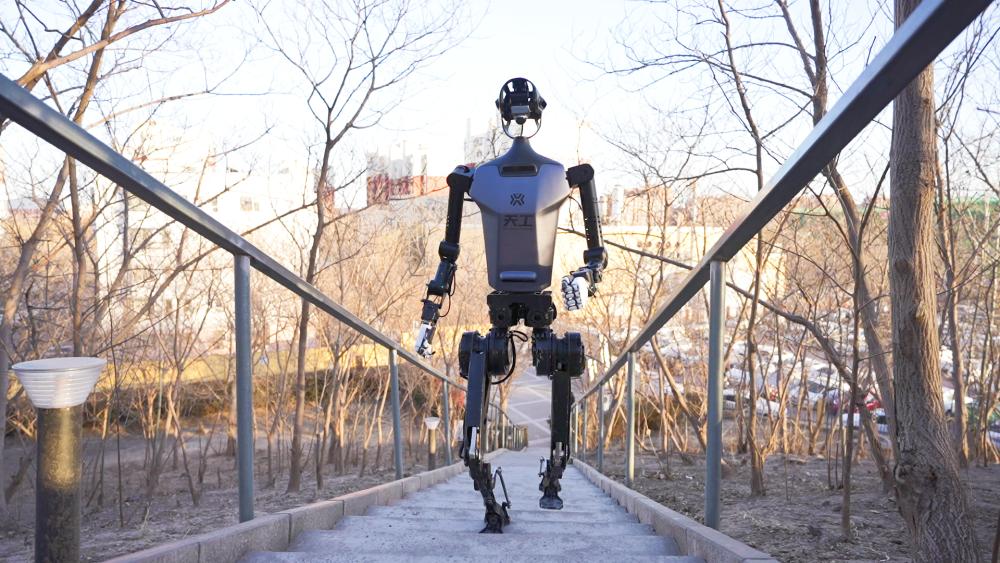 规模化应用提速：中国人形机器人产业“加速跑”