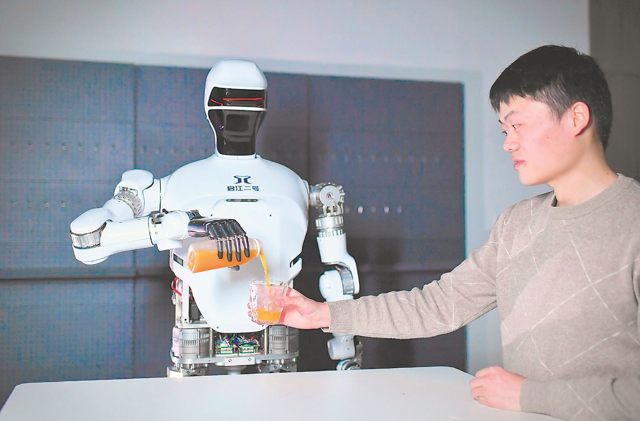 新华全媒+｜一“专”多能，人形机器人开启未来生活无限可能