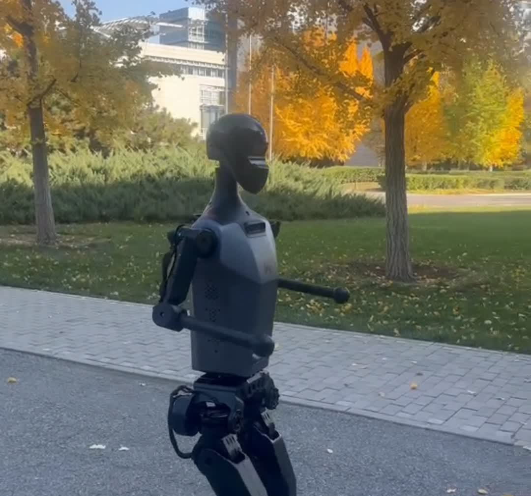 机器人跑半马 爬坡过坎拐14个弯