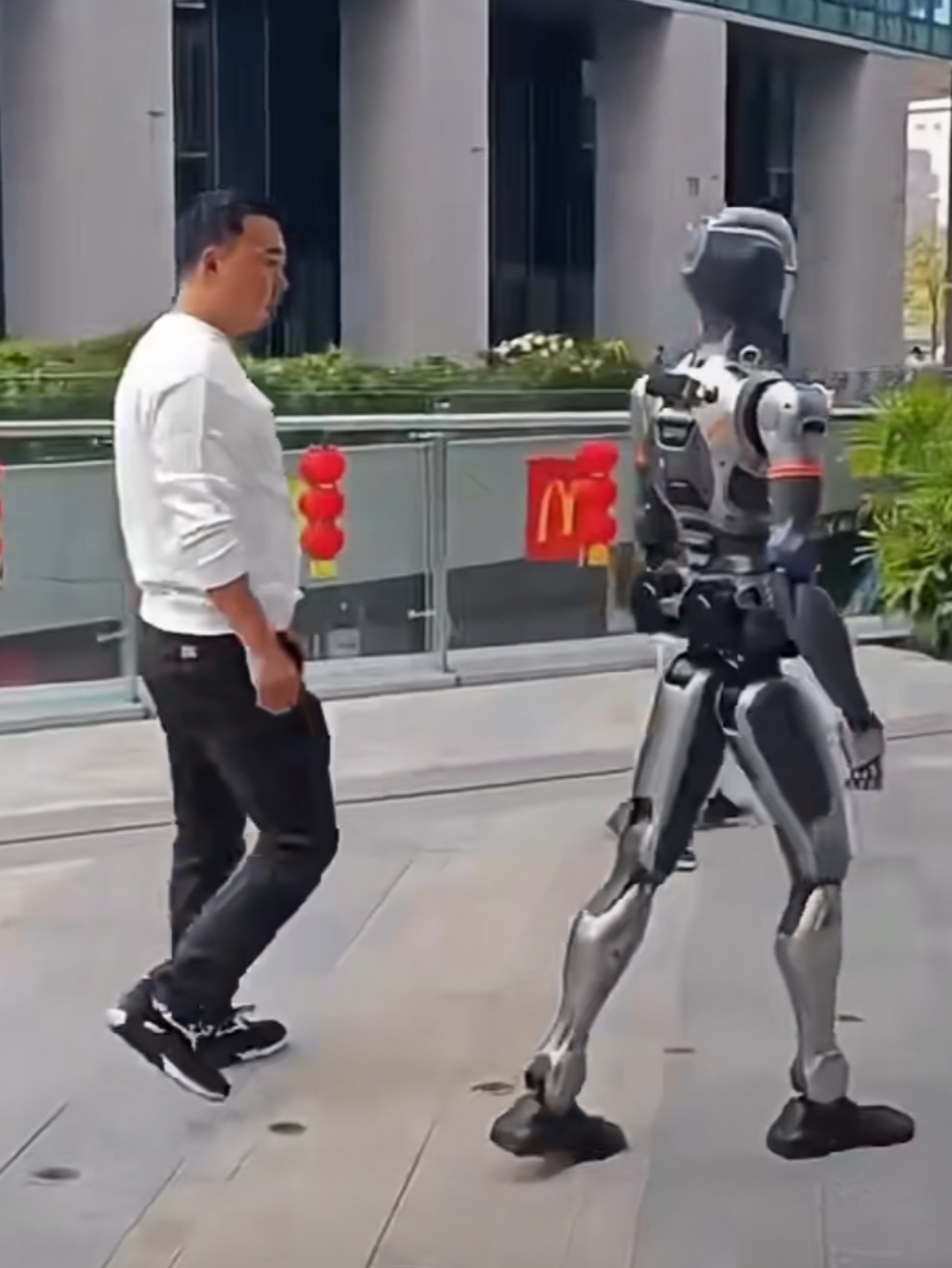 机器人跑半马 爬坡过坎拐14个弯