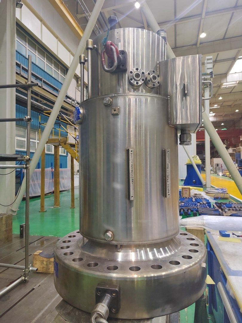 “玲龙一号”全球首堆首台主泵完成吊装