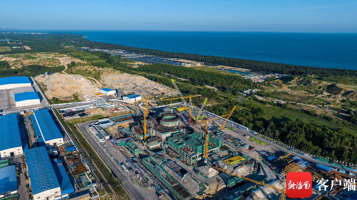 “玲龙一号”全球首堆首台主泵完成吊装