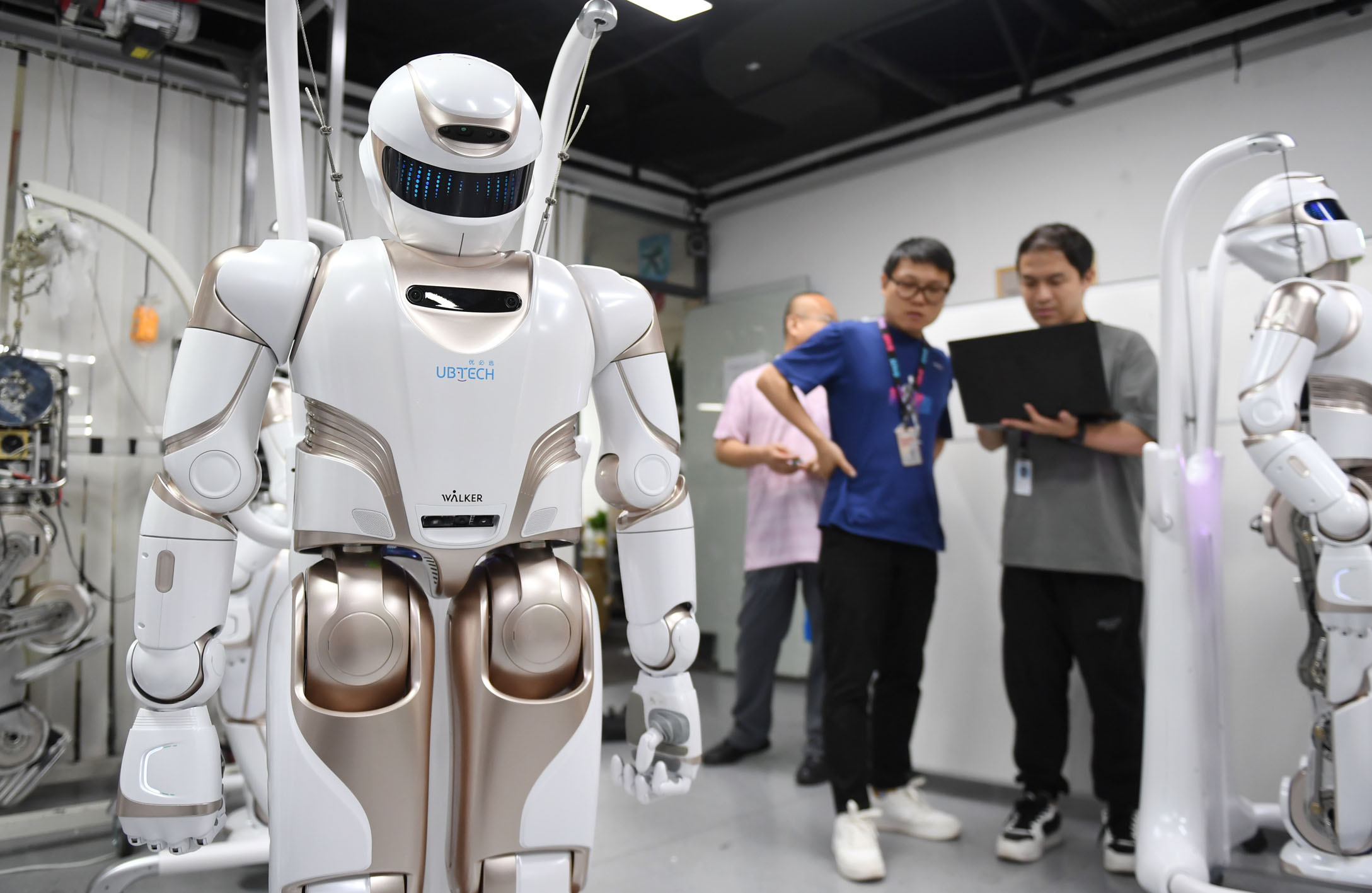 机器人马拉松：人类的想象力在奔跑