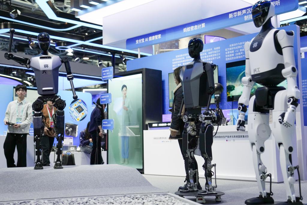 新华全媒+丨“人机共跑”将见证人形机器人发展“加速度”