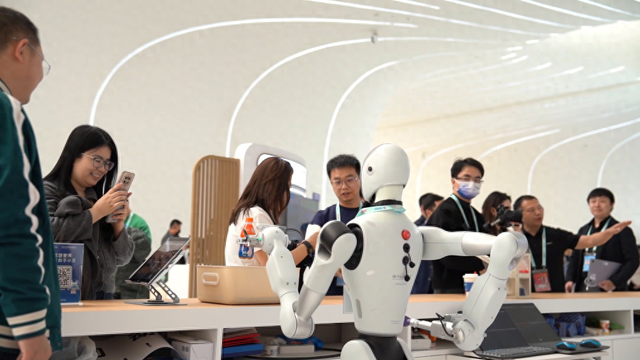 新华全媒+丨“人机共跑”将见证人形机器人发展“加速度”