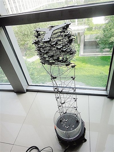 我国科学家“搭积木”搭出9厘米微型无线陆空两栖机器人