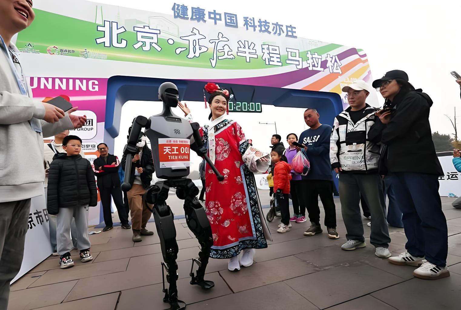 和机器人一起跑半马？这届马拉松太“赛博”了！