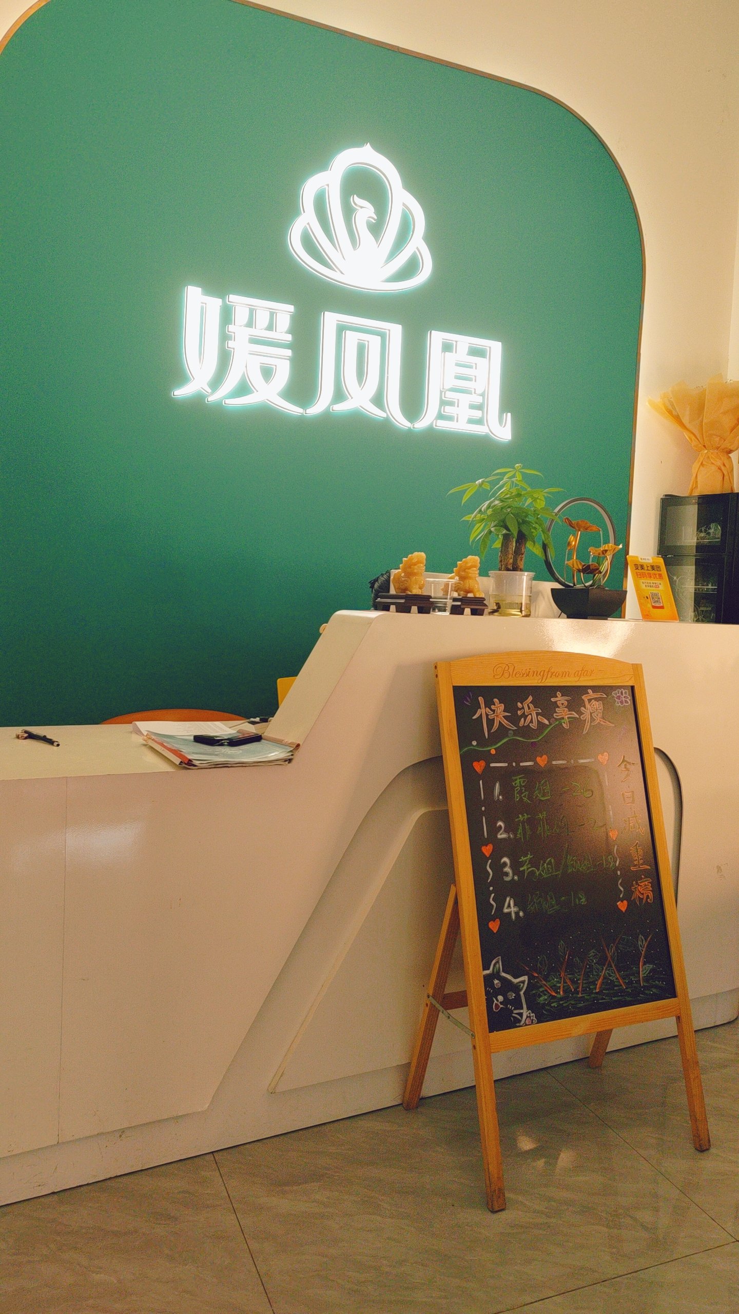 “躺平式”体验,新华社小姐姐在养老院发现这些“黑科技”