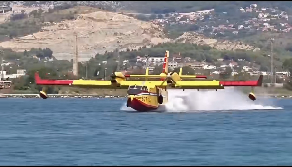 能灭火还能“水上漂”,这架飞机的实力和颜值都拉满了!