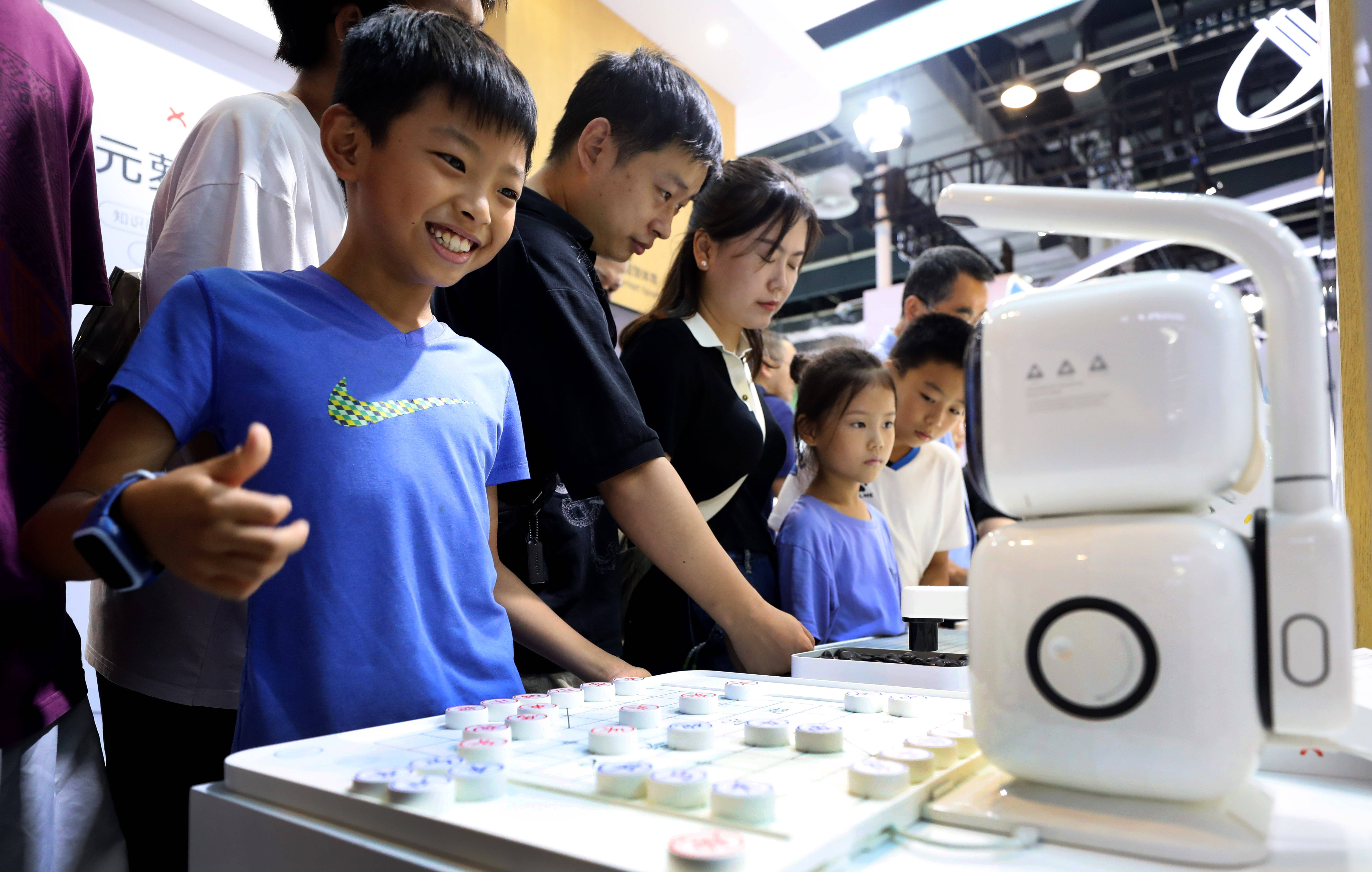 新华全媒+丨人形机器人:赋能工业制造和商用场景