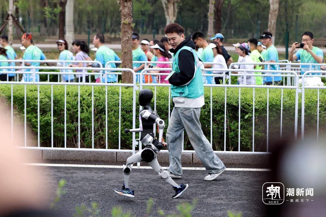 机器人在踉跄奔跑中前行