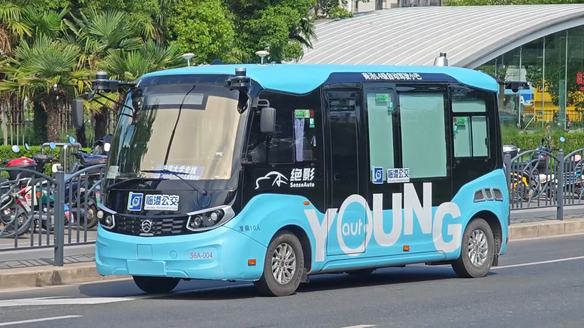 新疆首台无人驾驶小巴“上岗”