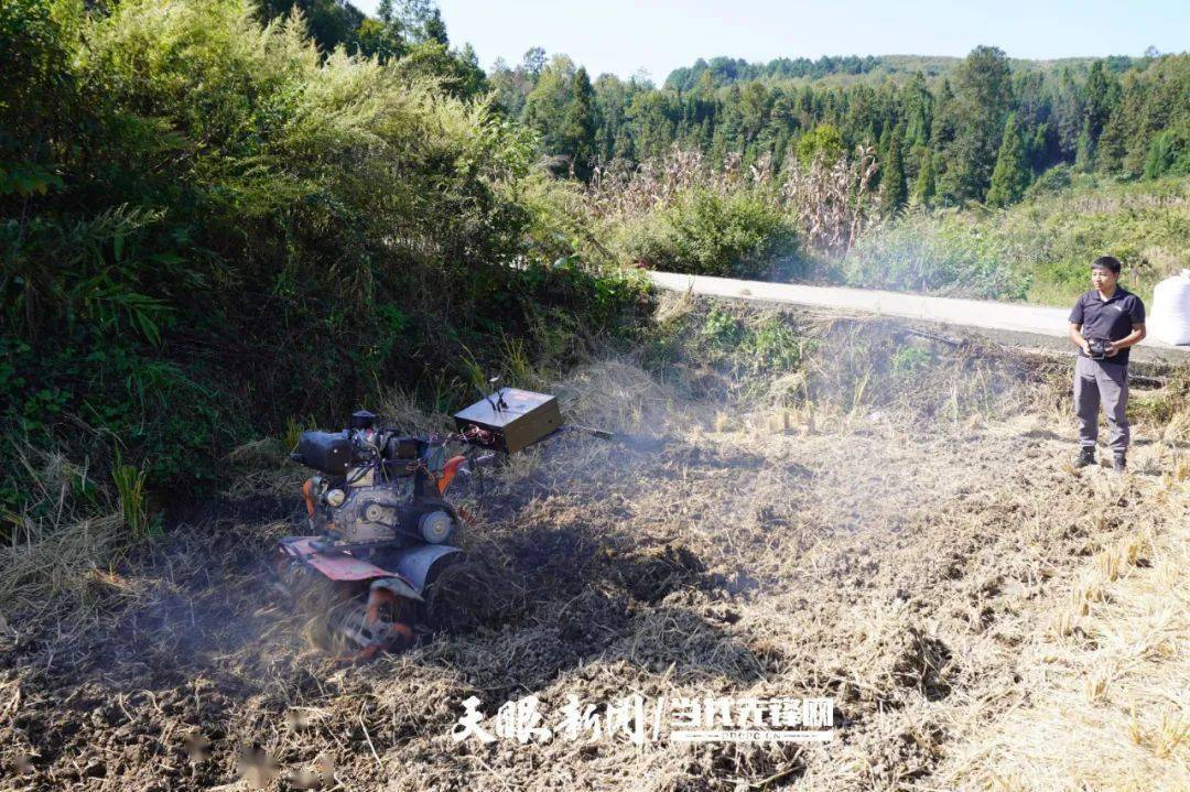 国产农机在窄梯田跳起“芭蕾”