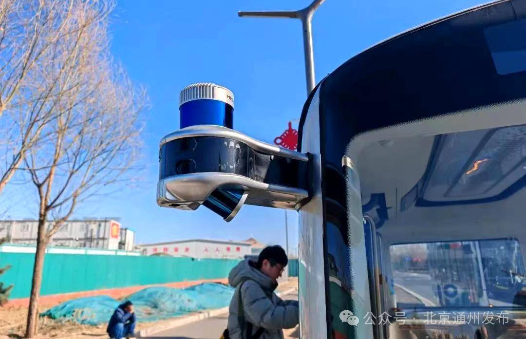 新疆首台无人驾驶小巴“上岗”