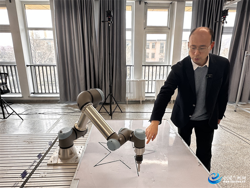 我国科研团队利用“机械线虫”实现动物颅内精准送药