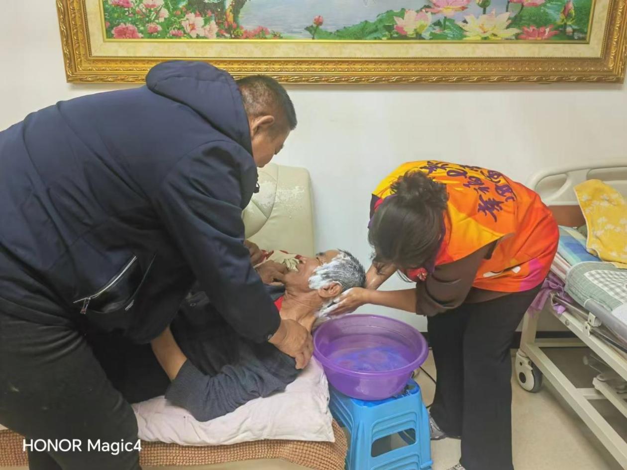 从照料起居到情感陪伴 养老机器人温暖幸福晚年