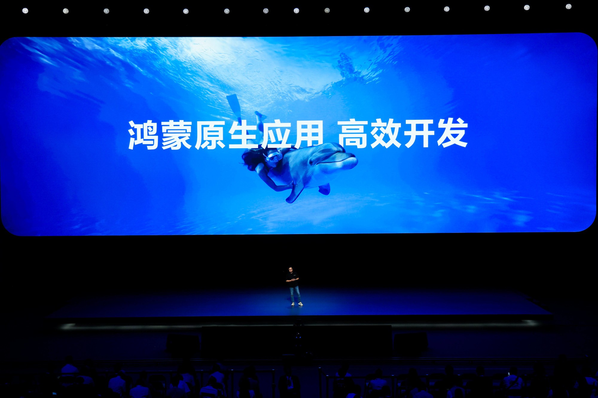 HarmonyOS 5重构电脑体验，鸿蒙操作系统在电脑端亮相