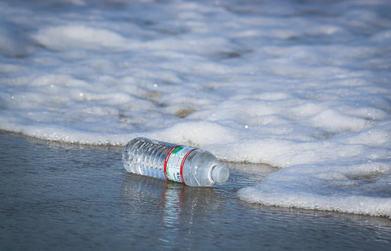 微塑料“入侵”:真相、争议与行动