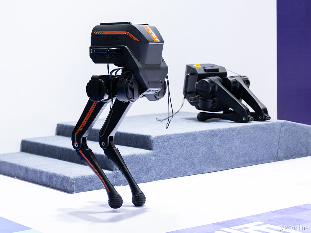 最小电动自主双足机器人问世