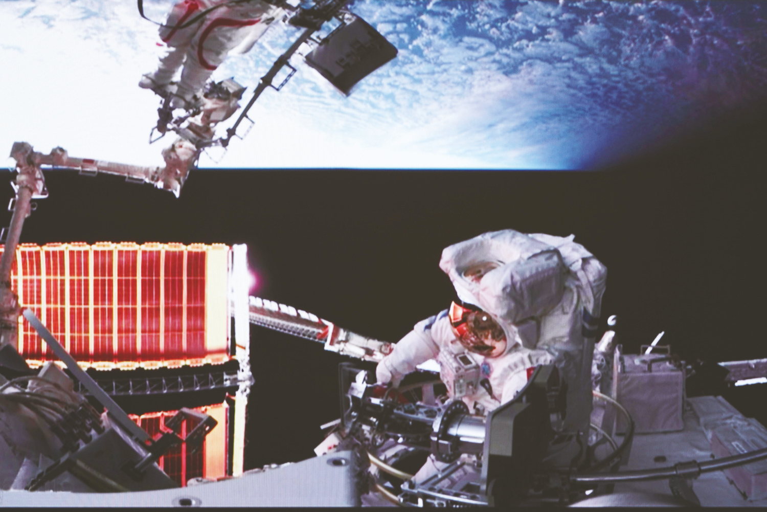 新华社消息|神舟二十号航天员乘组圆满完成第一次出舱活动