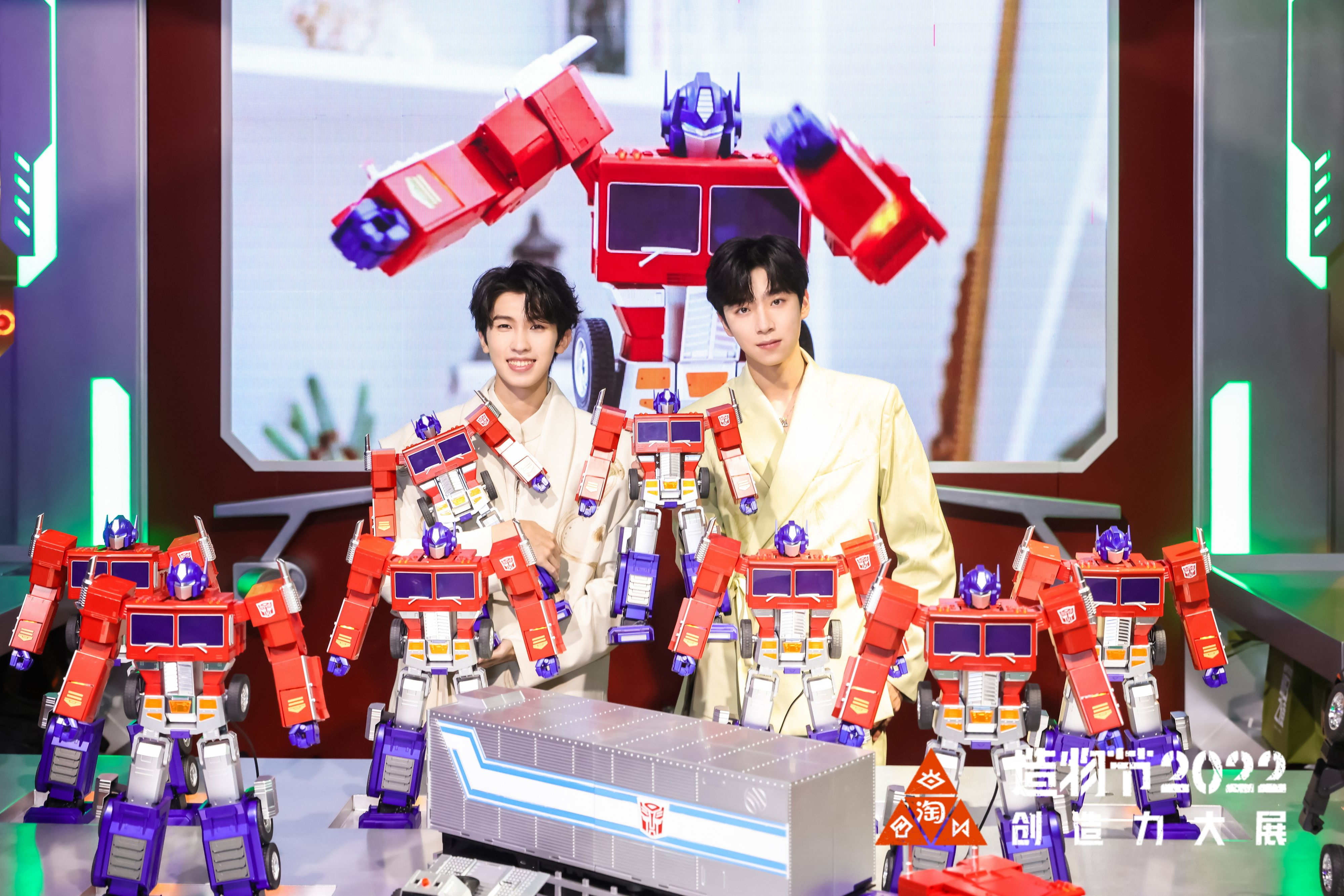 秀我中国丨机器人进校园,当起孩子们的“新同桌”!