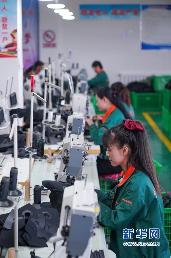 秀我中国丨详解国产脑机接口技术 独家探访脑机接口组装车间