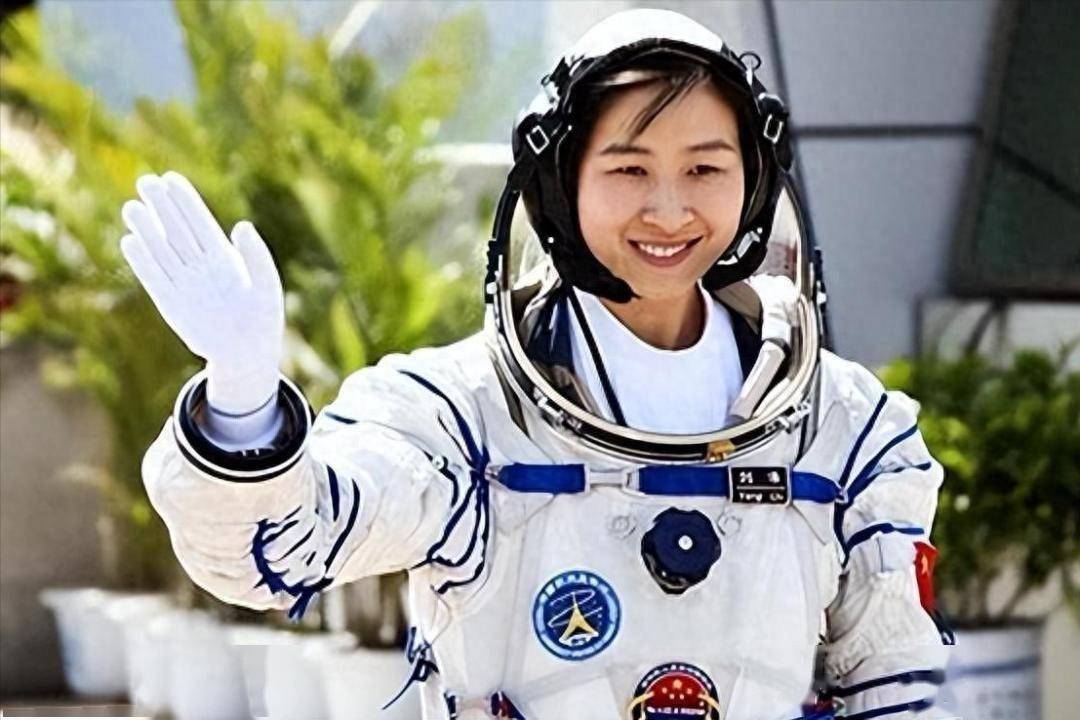 新华社消息丨梦舟载人飞船零高度逃逸飞行试验取得圆满成功 我国载人月球探测工程研制工作取得新的重要突破