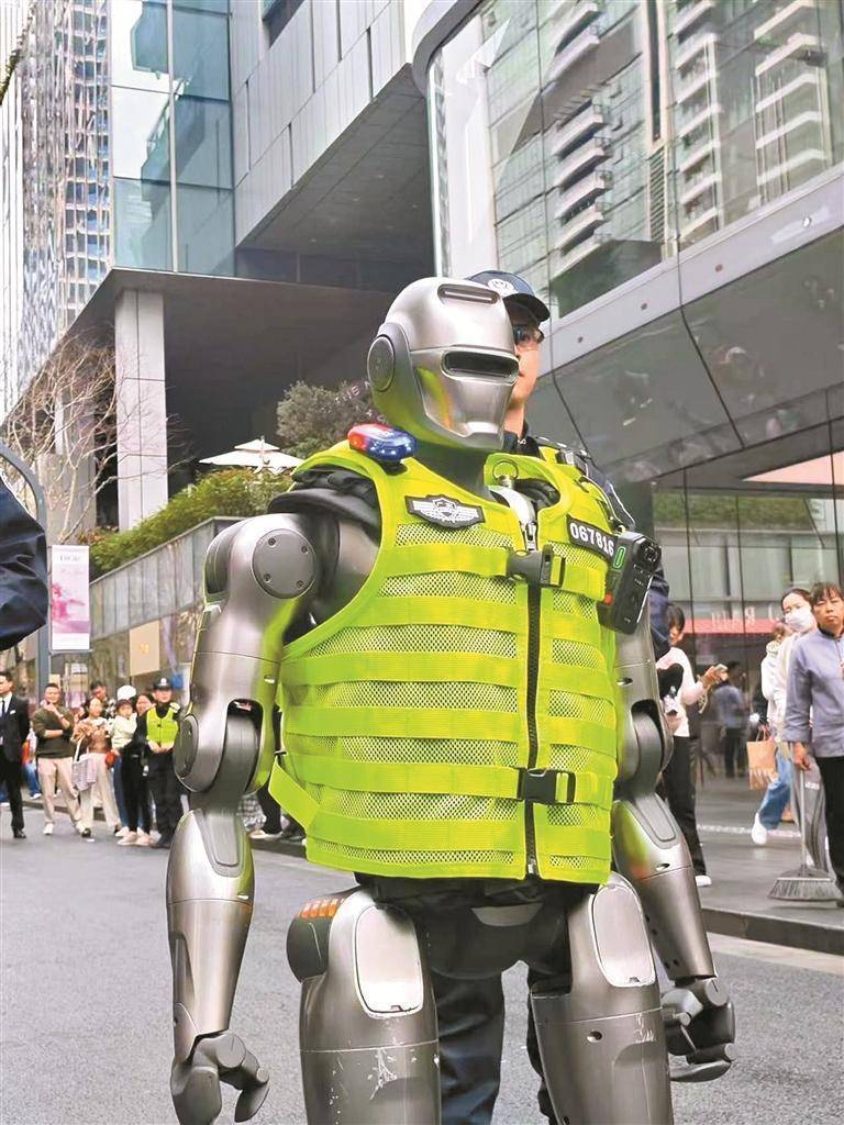 深圳机器人自己“搭地铁”送货 引全球网友围观