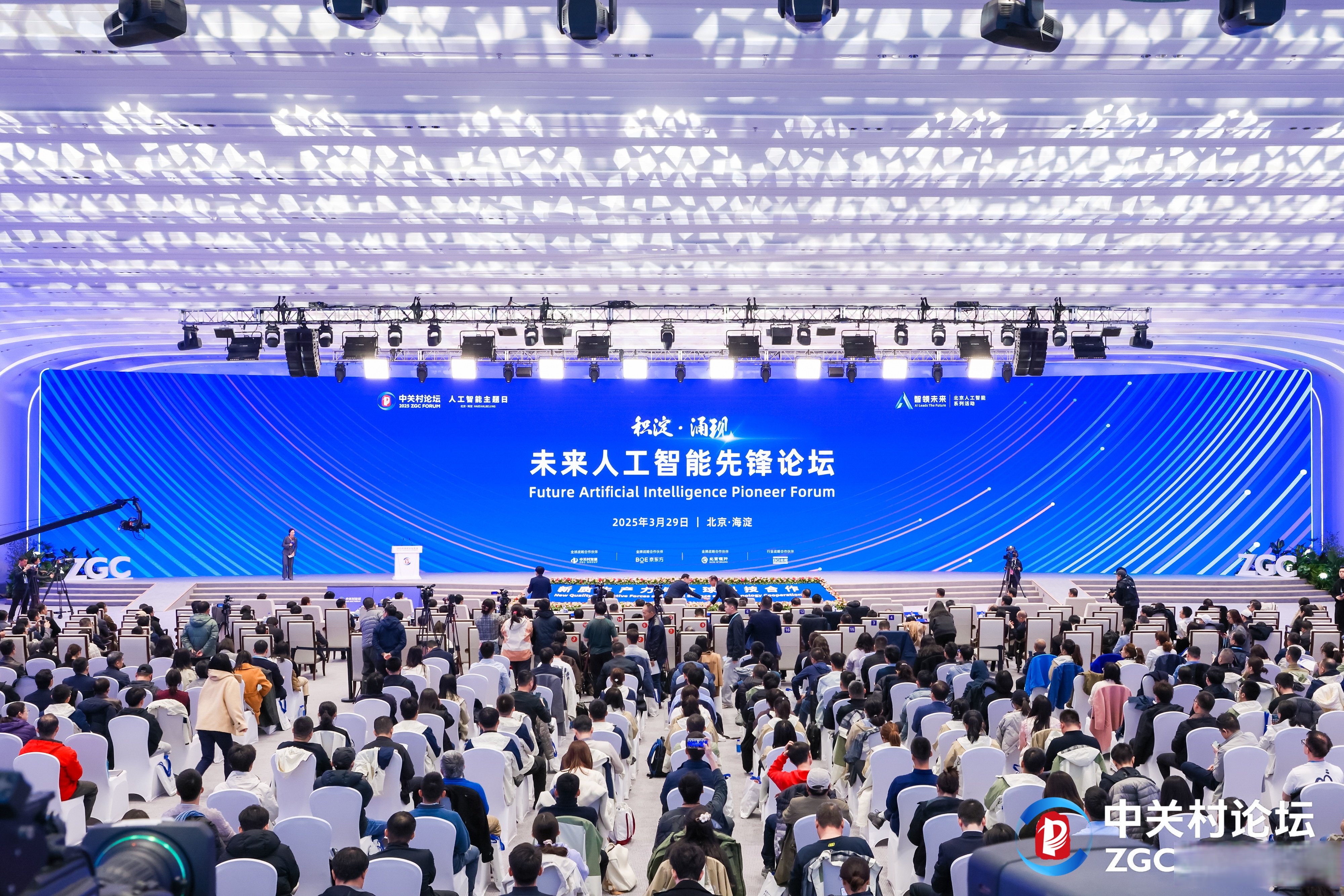 “恒纪元”携六大智能应用矩阵亮相2025世界人工智能大会