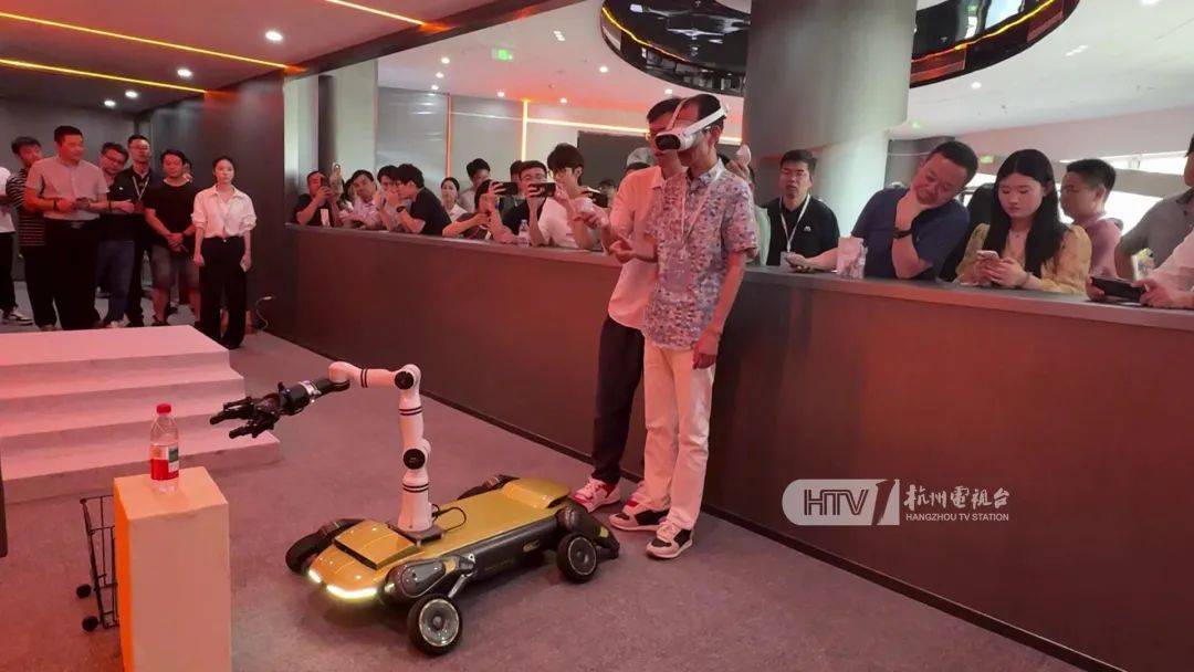 秀我中国|今天,拿5万块钱去机器人4S店采购机器人!