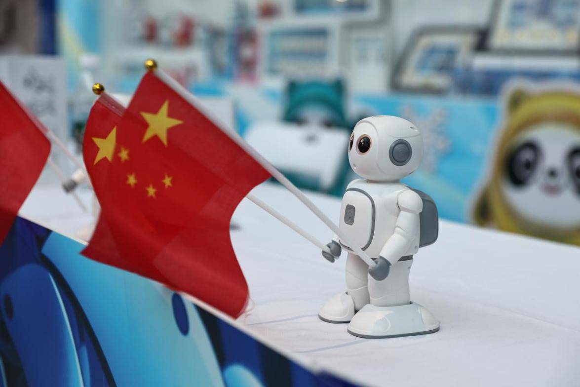 秀我中国｜在“冰丝带”近距离看机器人踢球是种什么体验？