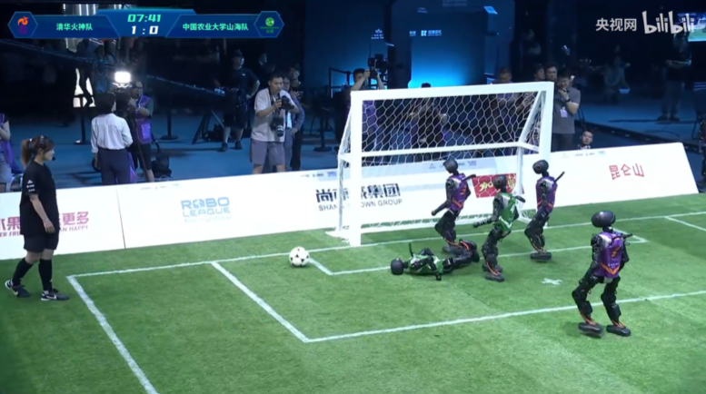 秀我中国｜在“冰丝带”近距离看机器人踢球是种什么体验？