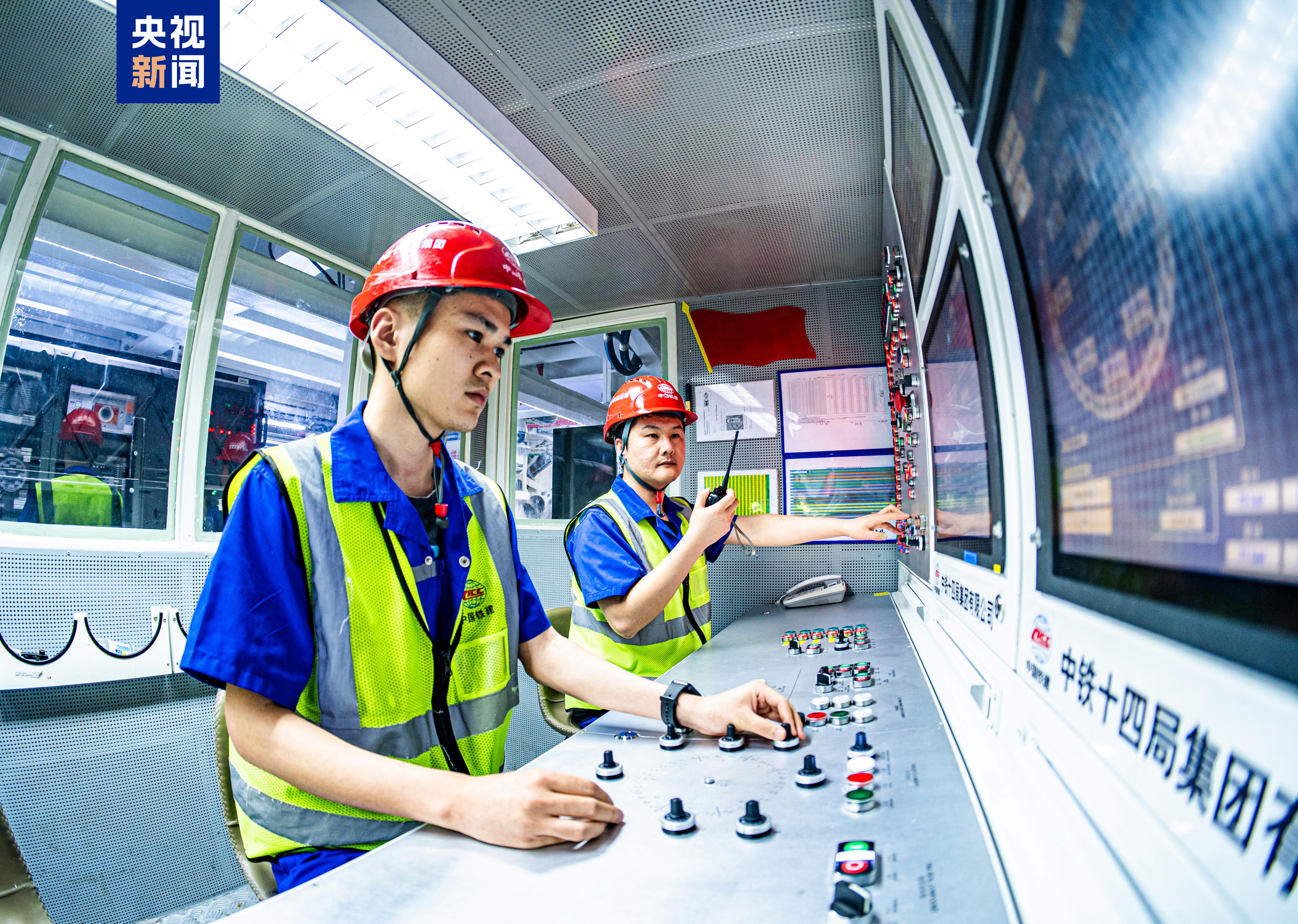 世界最大直径水下盾构隧道贯通